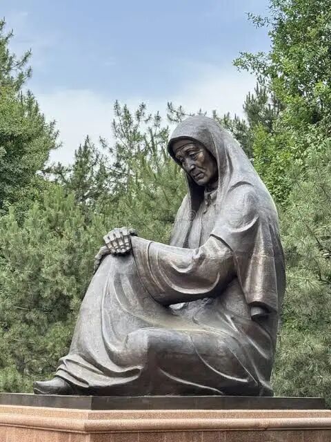 塔什干，乌兹别克斯坦永恒火焰前的哭泣母亲雕像编辑类照片. 图片包括有绿色, 空白, 人员, 工厂- 395990271