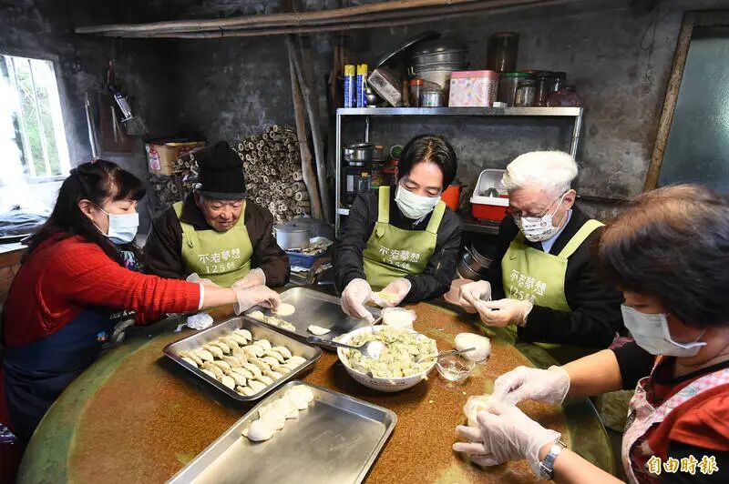 副總統賴清德（中）今25日於金山下廚包水餃、陪近百歲人瑞夫妻圍爐過年。（記者塗建榮攝）