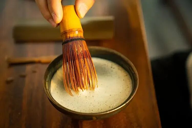 什么是“点茶”？将热水倒在细密的茶粉上，调成糊状，然后慢慢加入更多热水，用茶筅不断击打，直到出现厚厚的泡沫。