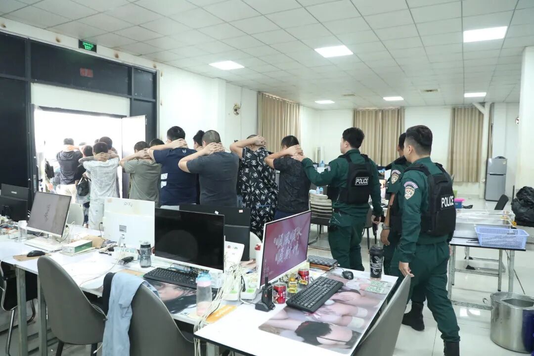诺万城赌场电诈园区共有22栋建筑，大批被指参与诈骗的嫌疑人当场被捕。（取自柬埔寨警方脸书）