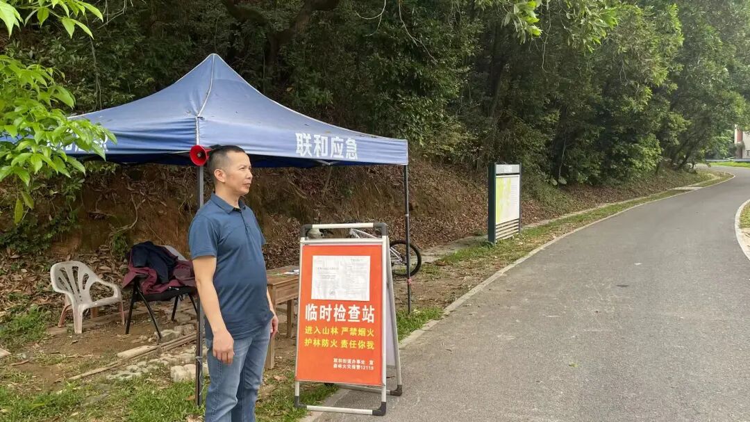 目前，联和街道已在登山口设立劝导岗亭。.jpg