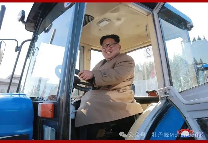 金正恩时隔10天首现身视察工厂开拖拉机_手机新浪网