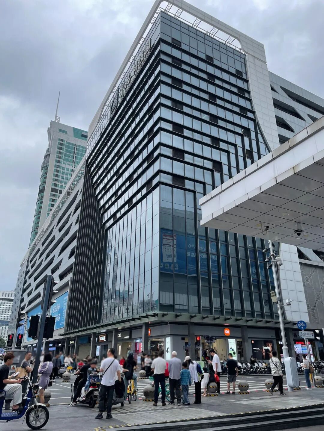 建筑前的广场上有许多人在街道上走 AI 生成的内容可能不正确。