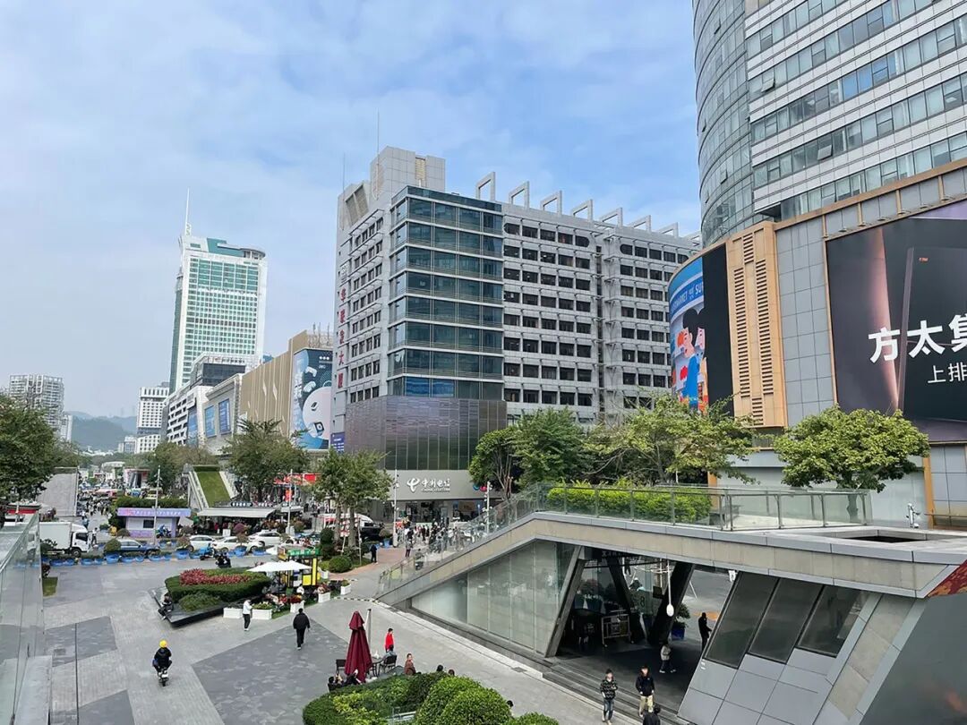 城市街道与高楼大厦 AI 生成的内容可能不正确。