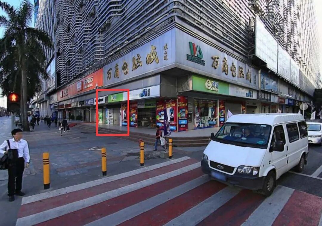 街道边的巴士 AI 生成的内容可能不正确。
