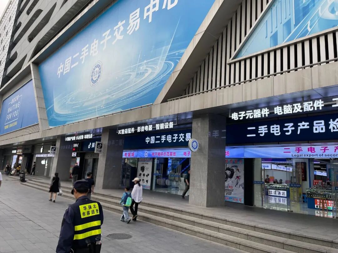 街道上有店铺的标志蓝色背景白色的字 AI 生成的内容可能不正确。
