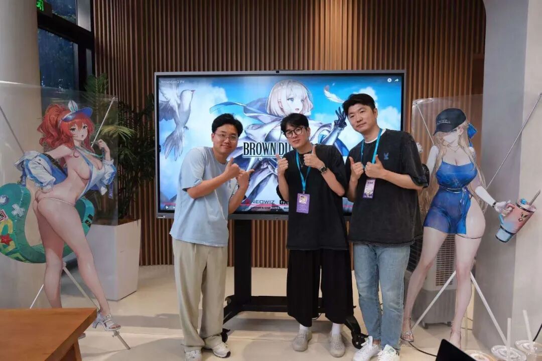 一群人站在屏幕前 中度可信度描述已自动生成