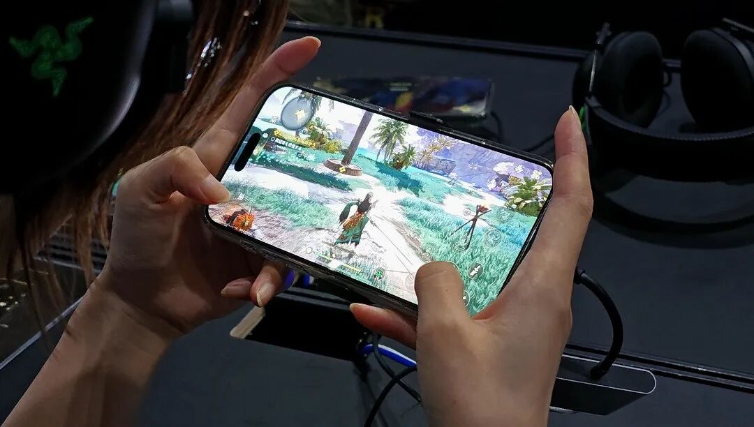 人手上拿着电子仪器 AI 生成的内容可能不正确。