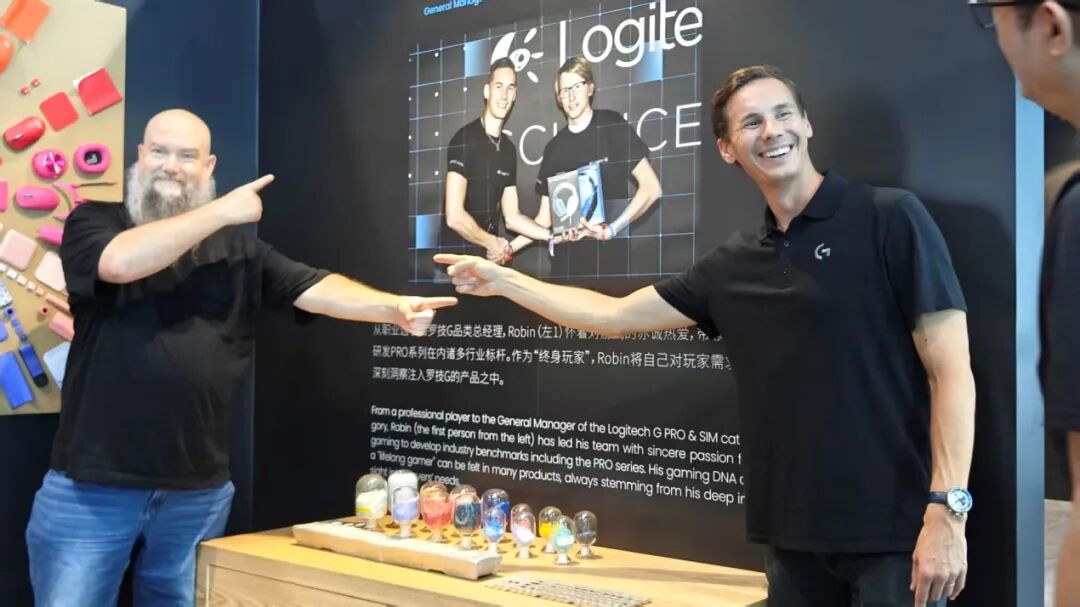 男人的照片上写着字 AI 生成的内容可能不正确。