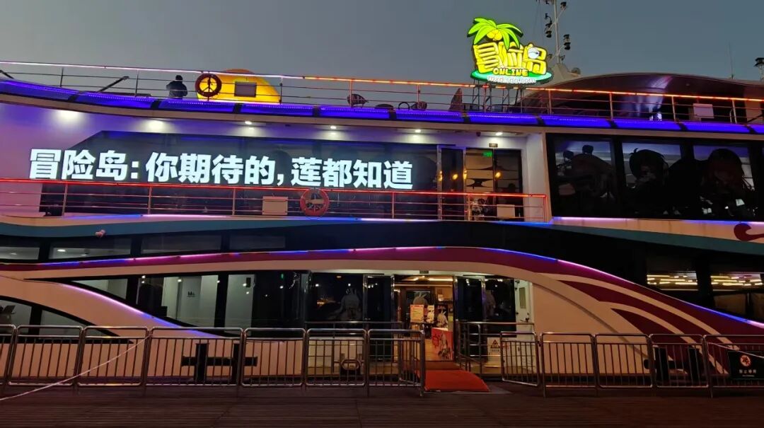 夜晚建筑亮着灯的店铺 AI 生成的内容可能不正确。