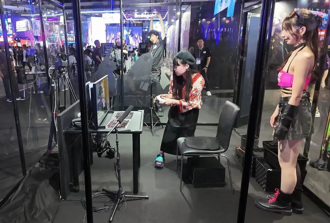 一群人站在商店门口 AI 生成的内容可能不正确。