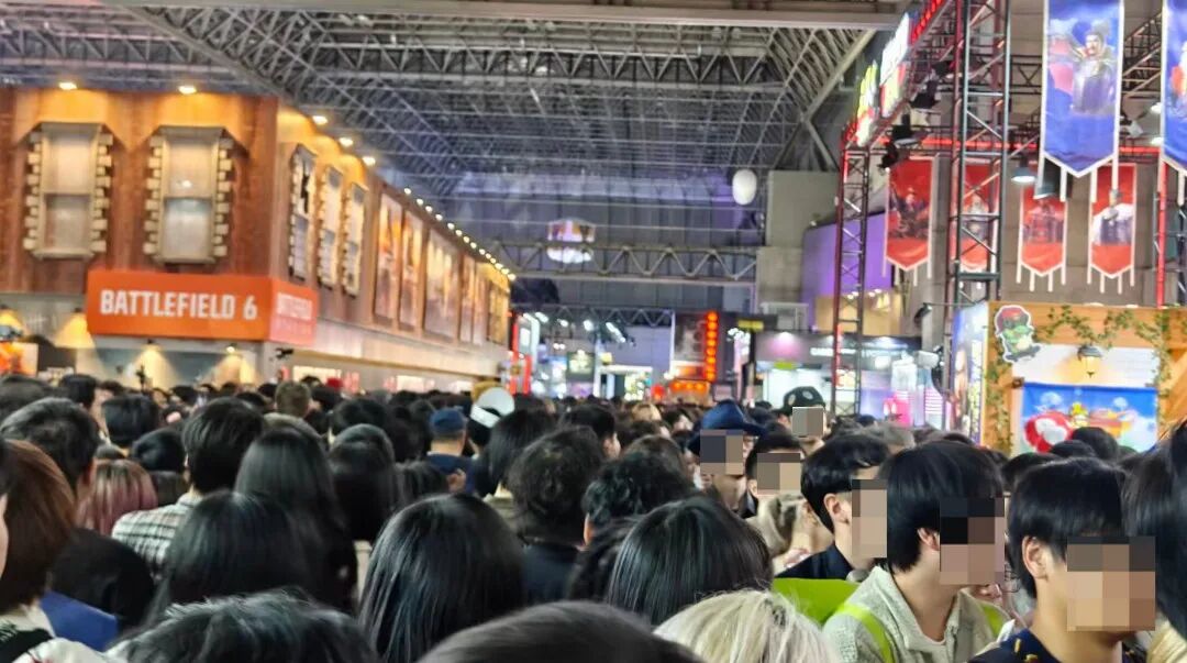 人们在看台上的人群 AI 生成的内容可能不正确。