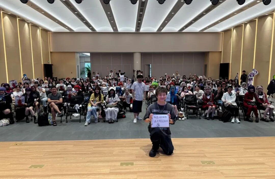 人们在看台上的人群 AI 生成的内容可能不正确。