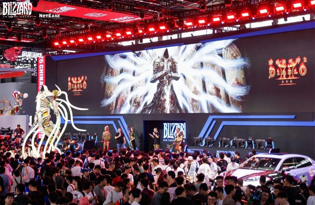 人群远处在台上表演的人倒一边的照片 AI 生成的内容可能不正确。