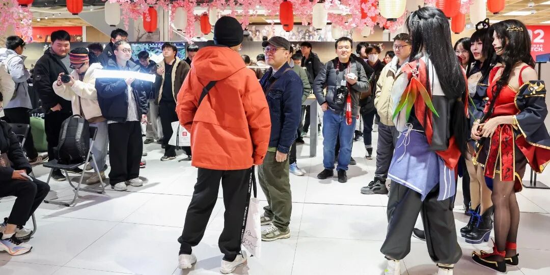 人们站在雪地里走 AI 生成的内容可能不正确。