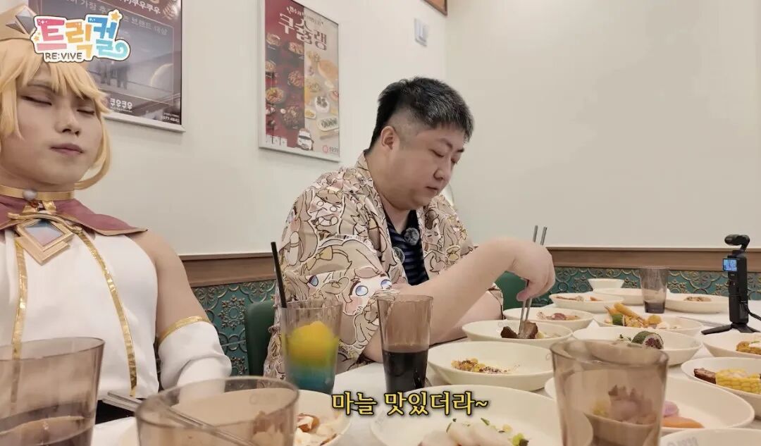 男人和女人在桌子旁吃东西 中度可信度描述已自动生成