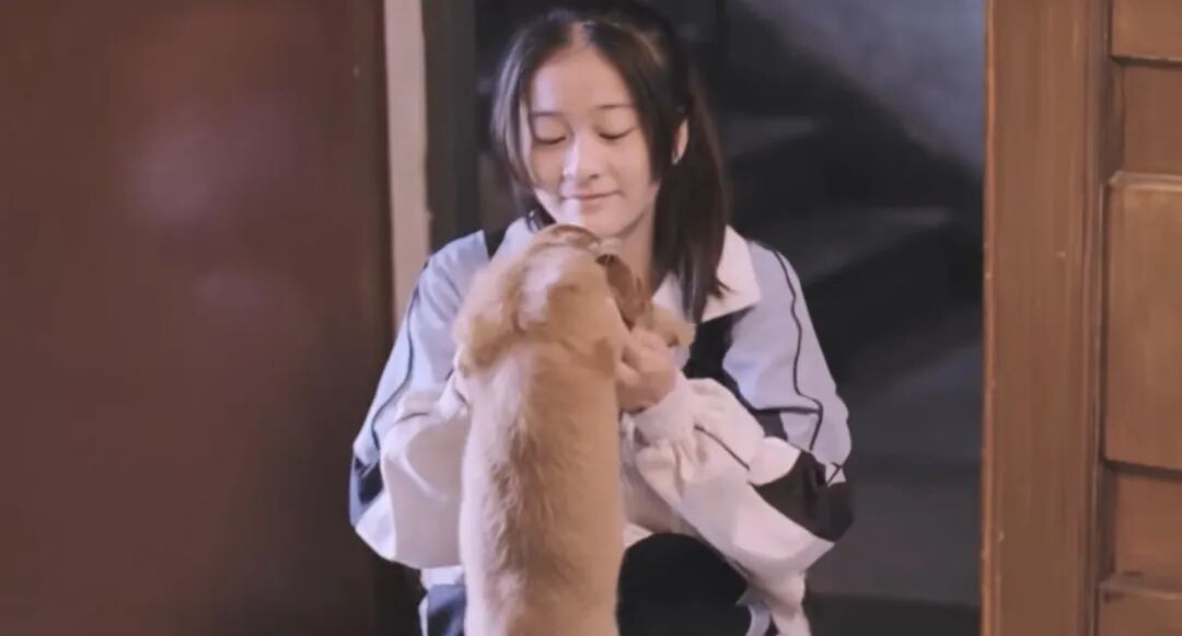 人穿着裙子 AI 生成的内容可能不正确。