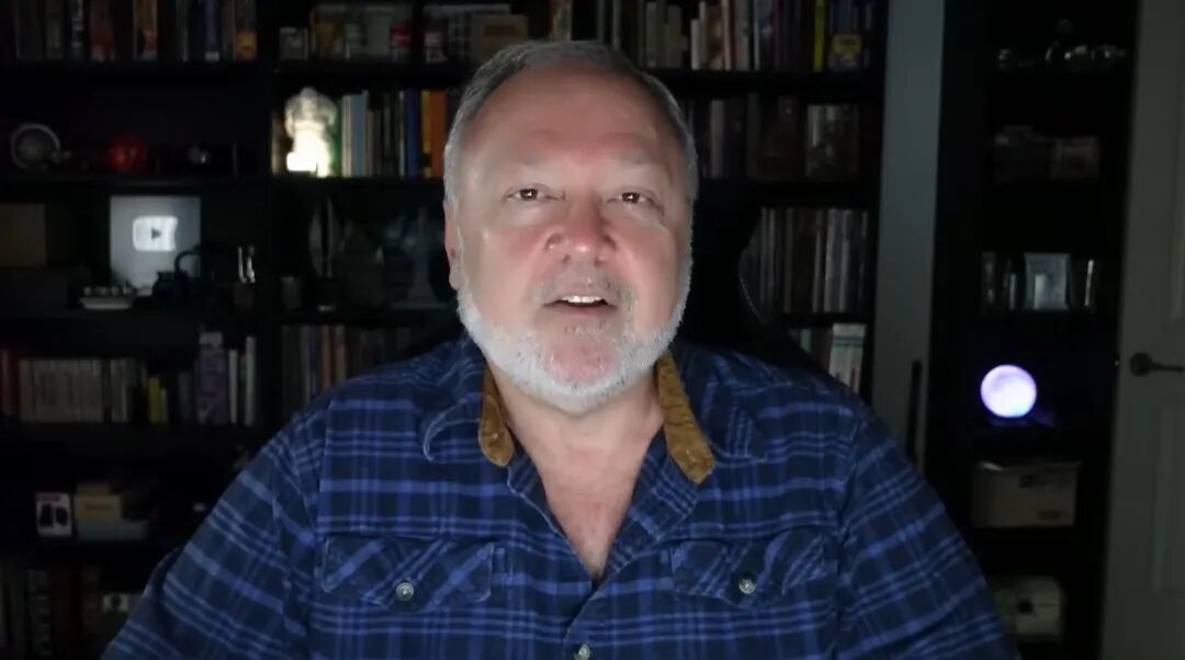 微笑的男人 AI 生成的内容可能不正确。