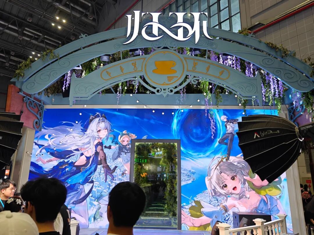 一群人站在商店门口 描述已自动生成