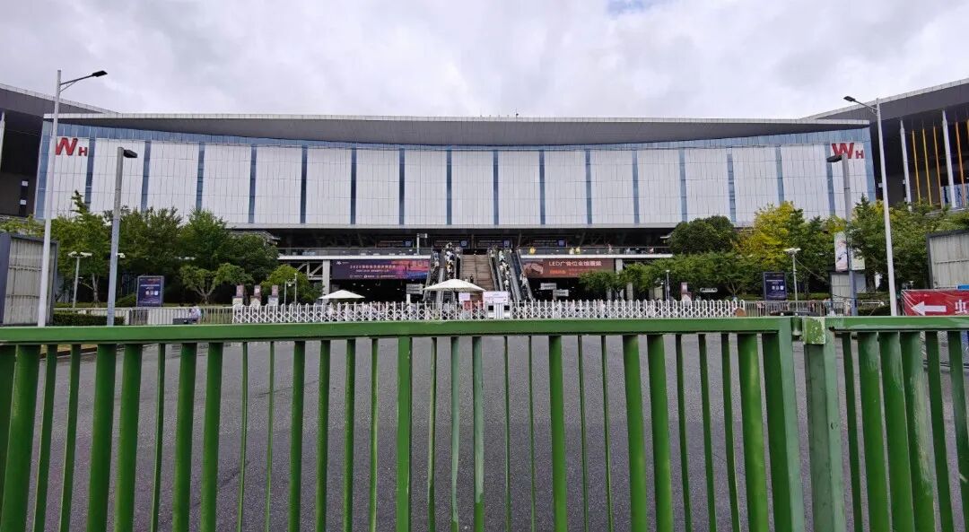 街道边的围栏 中度可信度描述已自动生成
