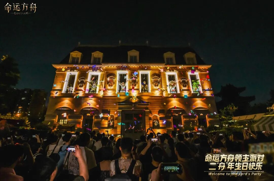 夜晚灯光下的人群 描述已自动生成