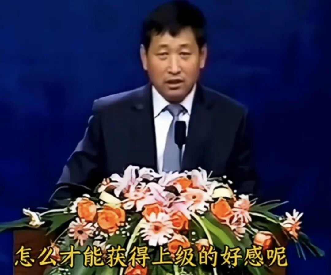 穿着西装笔挺的男子与图片配字 AI 生成的内容可能不正确。