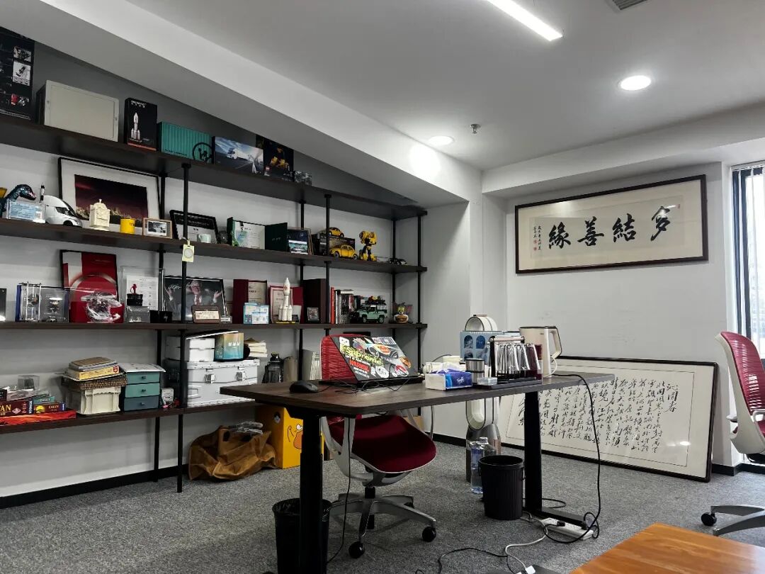 房间里摆放整齐的家具 AI 生成的内容可能不正确。