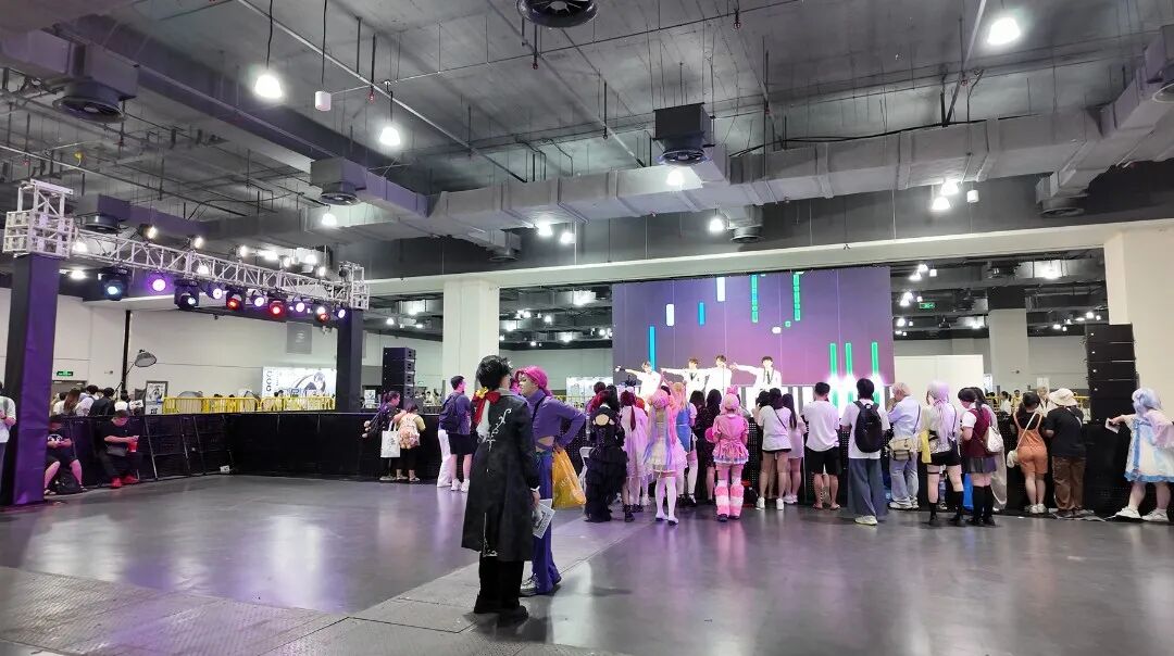许多人站在室内 AI 生成的内容可能不正确。
