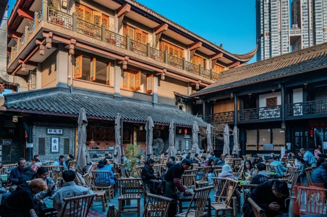 建筑前面有许多人 AI 生成的内容可能不正确。