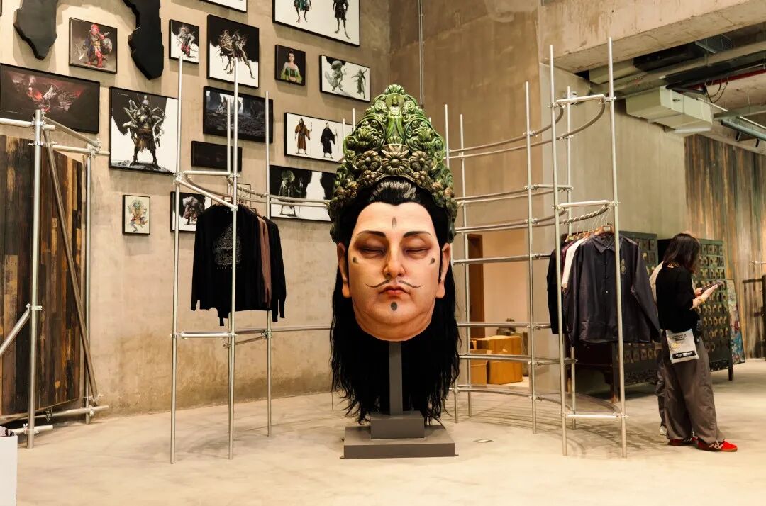 人站在建筑前 AI 生成的内容可能不正确。