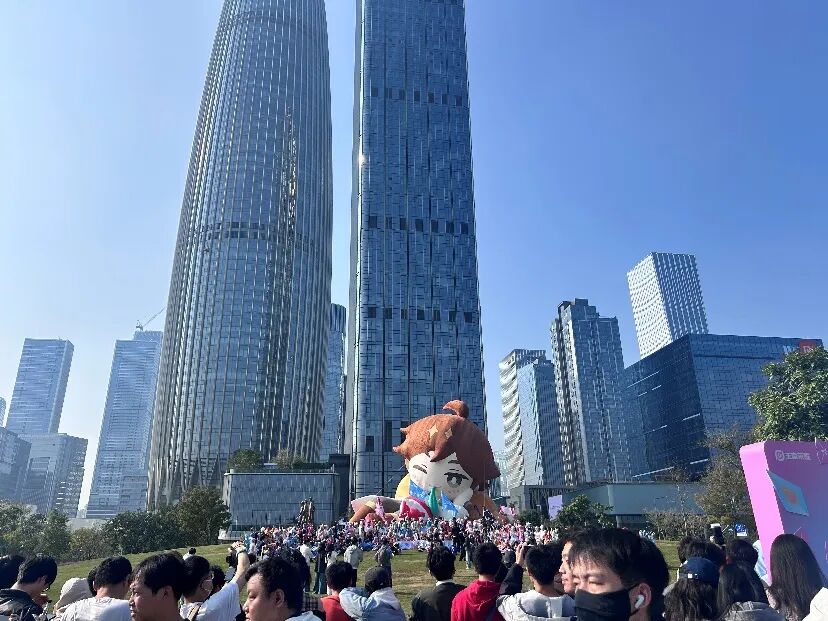 人们在看台上的高楼大厦 AI 生成的内容可能不正确。