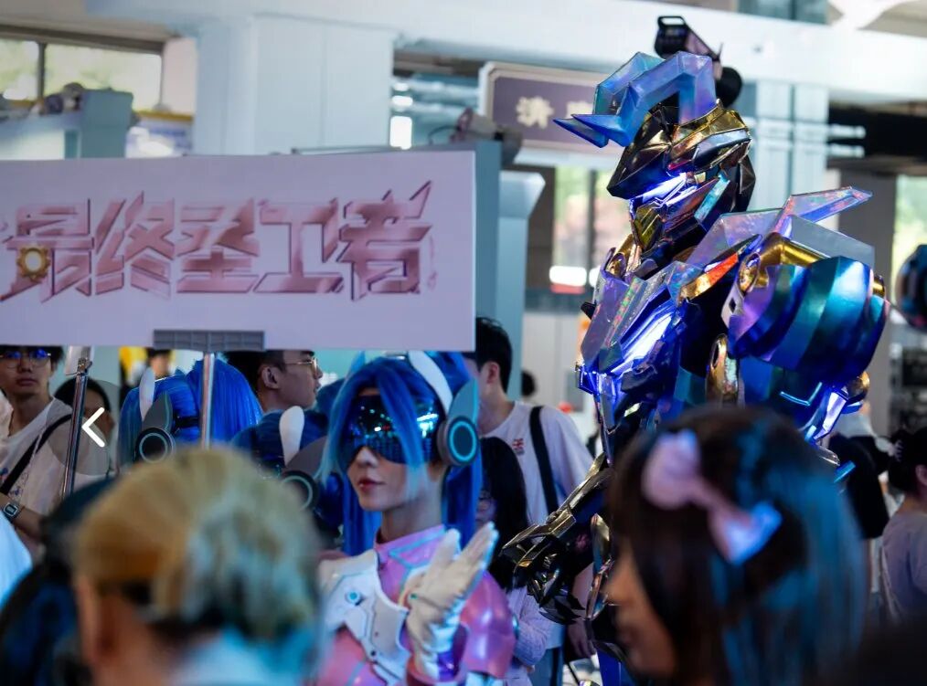 人们在看台上的人演出 AI 生成的内容可能不正确。