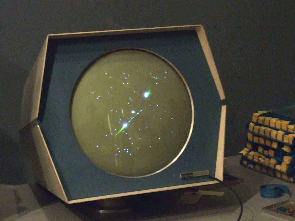 圆形显示器上的宇宙飞船和星星
