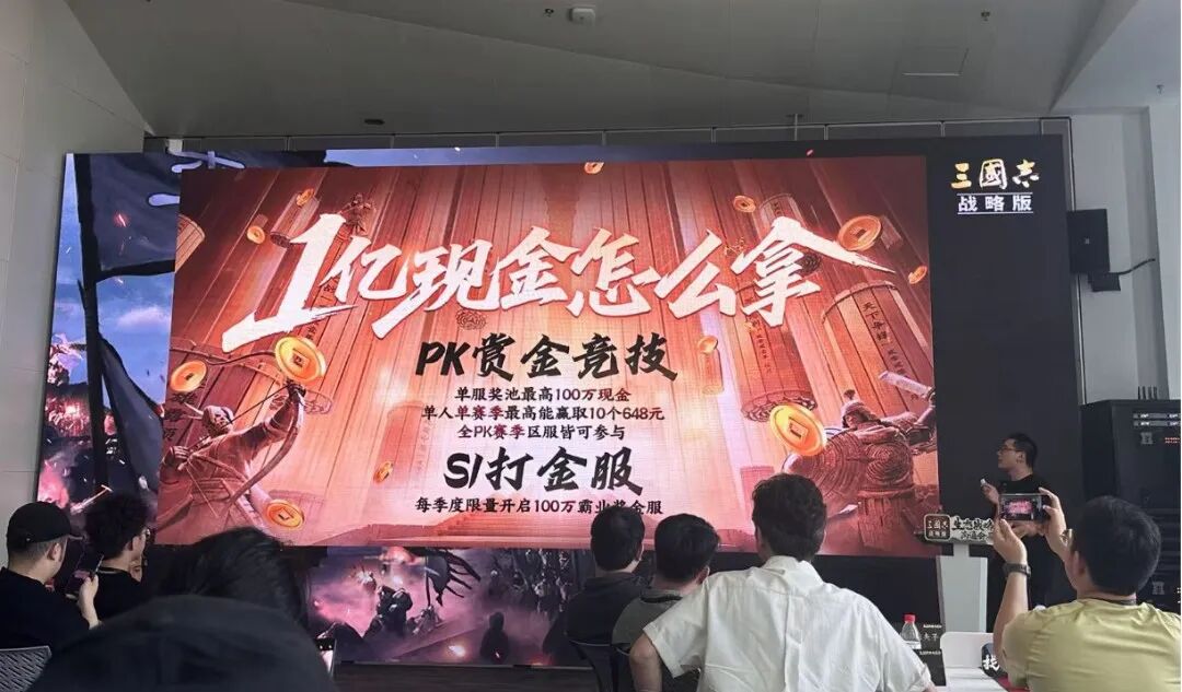 人们在看台上的人演出 AI 生成的内容可能不正确。