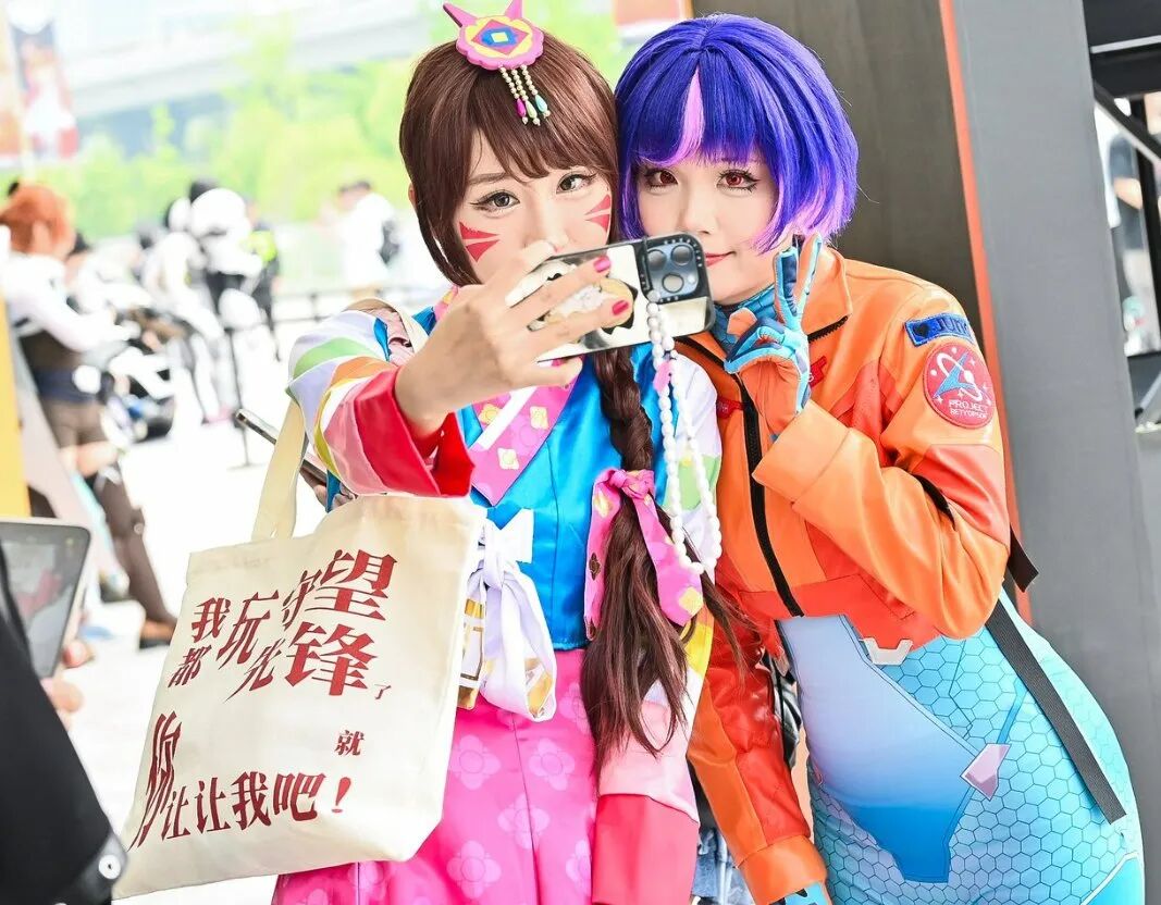 图片包含 人, 小孩, 年轻, 站 AI 生成的内容可能不正确。