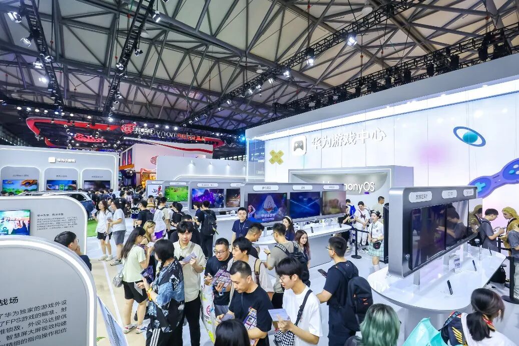 一群人站在火车旁的站台上 AI 生成的内容可能不正确。
