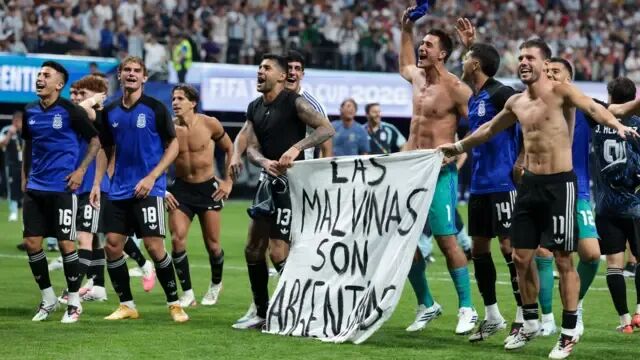 美国乔治亚州（佐治亚州）亚特兰大FIFA世界杯准决赛：阿根廷球员在击败英格兰后庆祝，并展示一幅写有“福克兰群岛属于阿根廷”字句的横幅（15/7/2026）