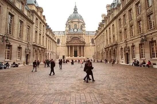 世界最美校園(36/50)】 🏫 索邦大學（Sorbonne University） 📍 Paris, France 傳說中的「巴黎學術地標」✨ 學生每天通勤路線： 穿過拉丁區街巷→ 經過咖啡館與書店→ 抬頭就是百年穹頂與石柱