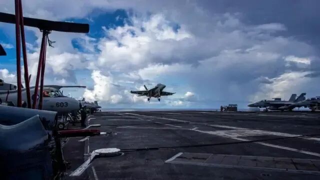 一架隶属第 41 攻击战斗机中队（VFA‑41）的 F/A‑18F“超级大黄蜂”战机，于 2024 年 8 月 10 日在太平洋上，准备降落在美国海军尼米兹级航空母舰亚伯拉罕・林肯号（USS Abraham Lincoln）的飞行甲板上