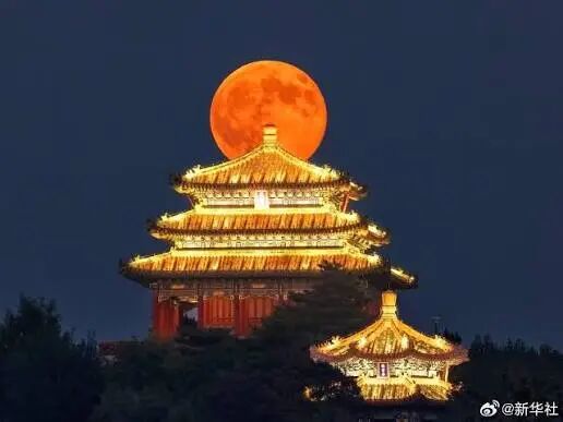 十五的月亮十六圆！你想要的大圆月亮高清美图来了！ 今年中秋，“十五的月亮十六圆”。一组高清美图送给你， 愿你月圆人团圆，事事都圆满！再赏一次大江南北的 中秋月。