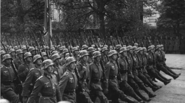 纳粹分四次进行扩军，到1943年兵力已超过八百万|凡尔赛|扩军|德国_新浪新闻