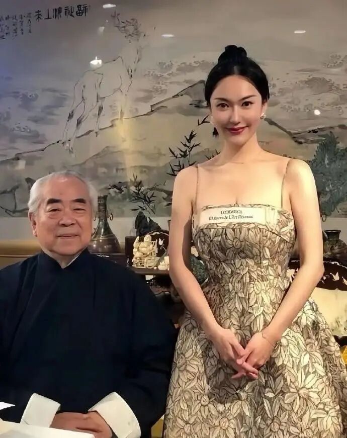 87岁范曾被37岁妻子带走？网友询问情况，遭主播怒怼