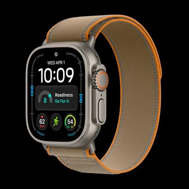 原色钛金属 Apple Watch Ultra 4 搭配沙砾色野径回环式表带。