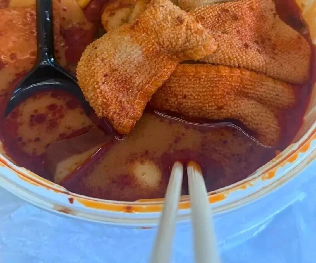 知名麻辣烫店被曝吃出抹布！当地通报：系员工不慎碰入，已对该门店立案调查
