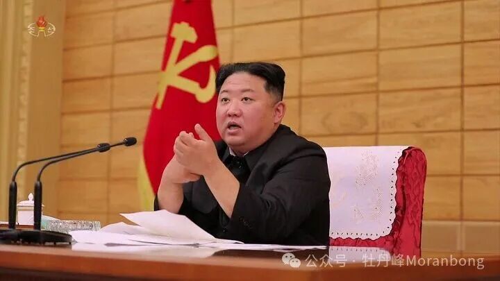 코로나19 관련 회의 주재하는 북한 김정은