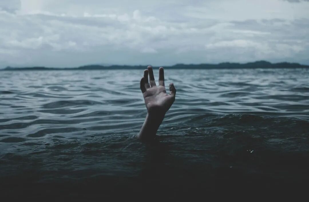 a person drowns underwater