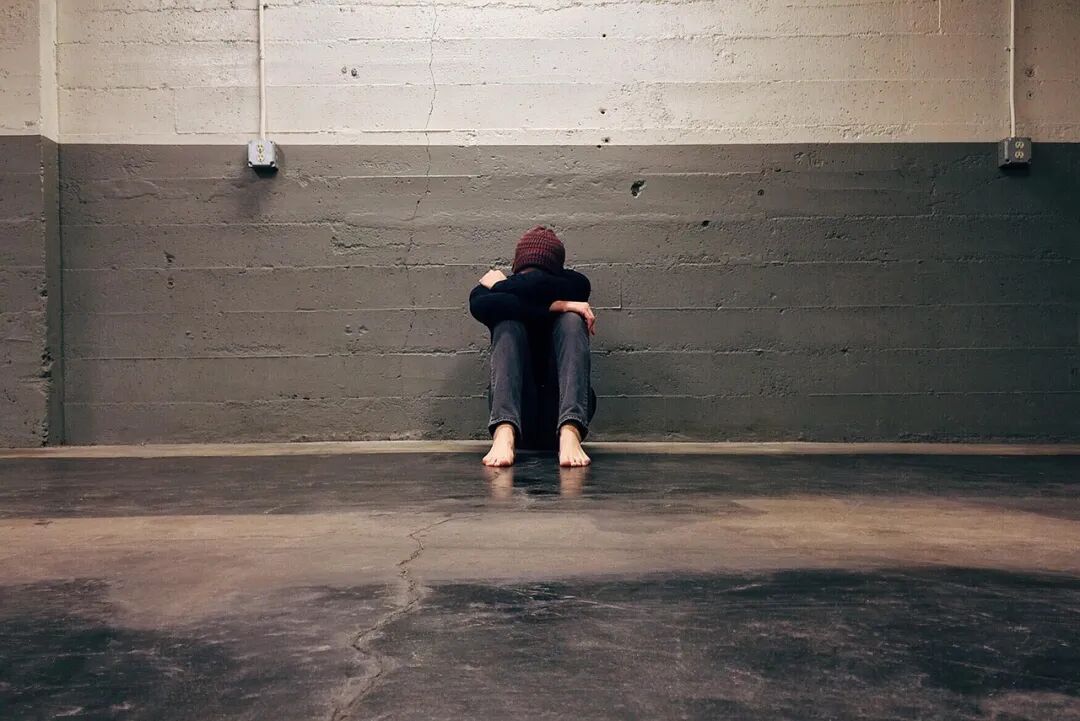 人, 无家可归, 被欺负, 隐藏, 独自的, 悲伤, 男性, 绝望, 棕色独处