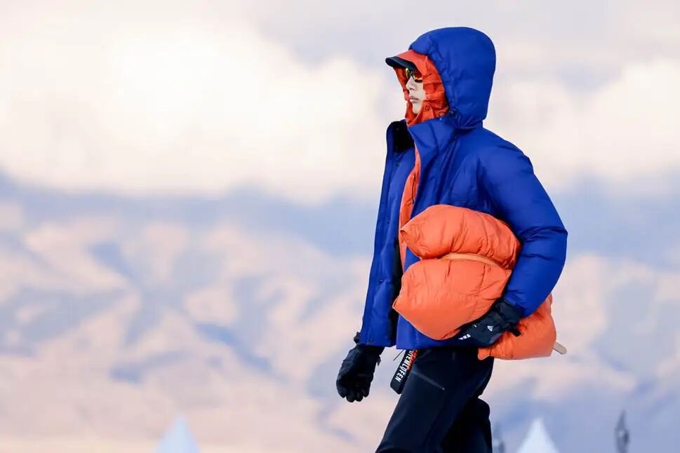 穿着蓝色衣服的男人在雪地上 AI 生成的内容可能不正确。