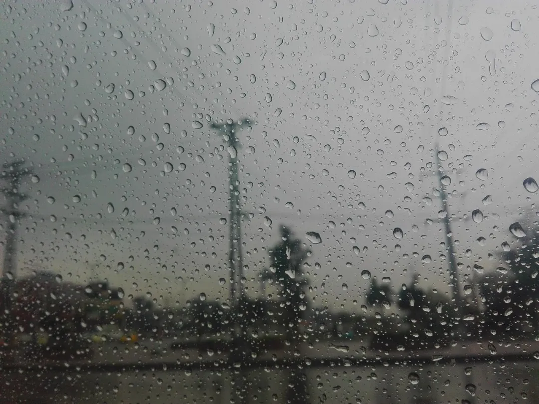 玻璃上的雨滴