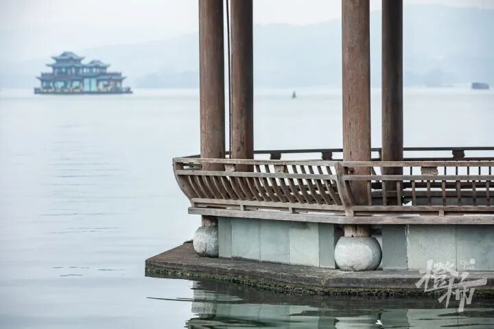 250225czq11 发生轻微倾斜的夕影亭将进行纠偏维护。 记者 陈中秋 摄_调整大小.jpg